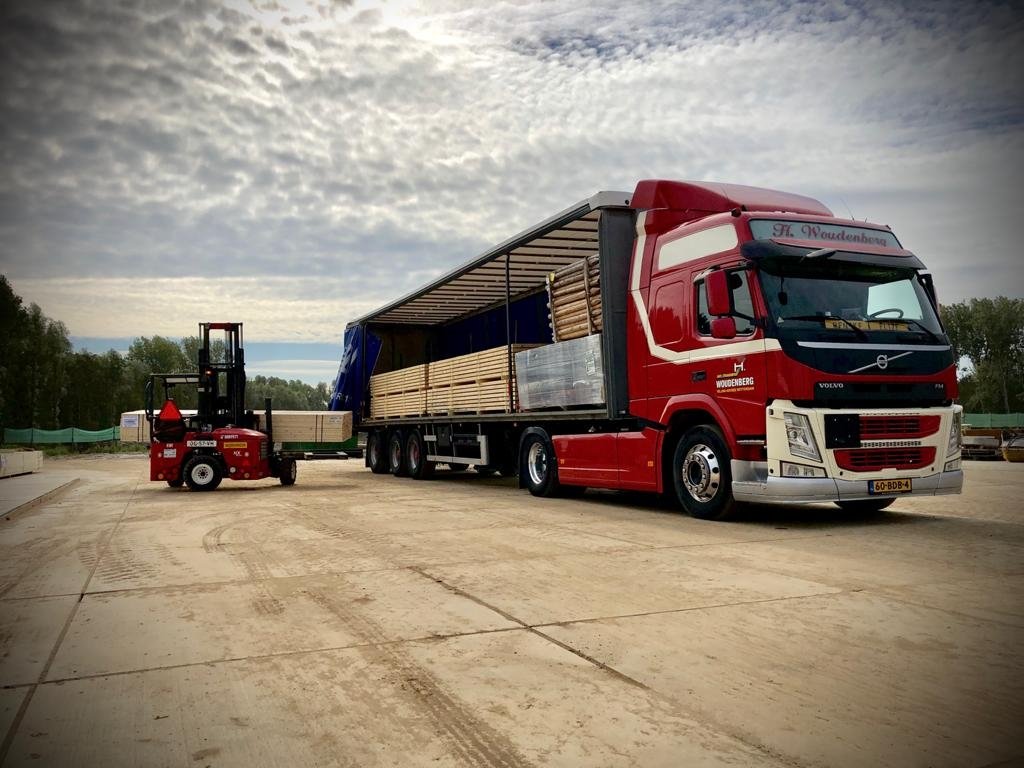 Kooiaap meeneemheftruck in actie