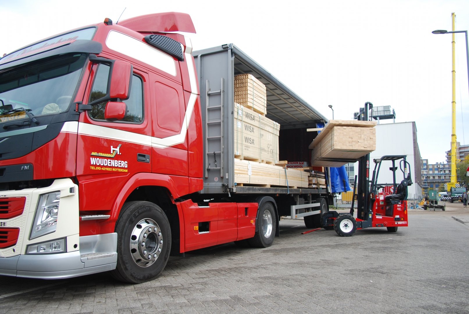Woudenberg Transport kooiaap laden en lossen